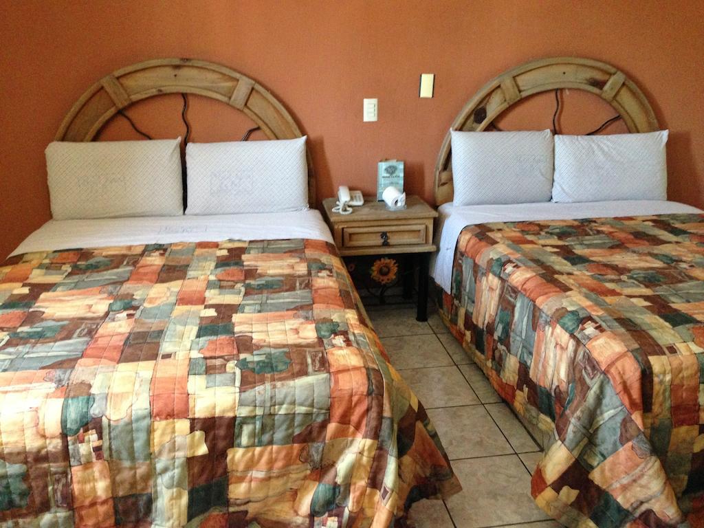 Hotel La Paz غوادالاجارا الغرفة الصورة