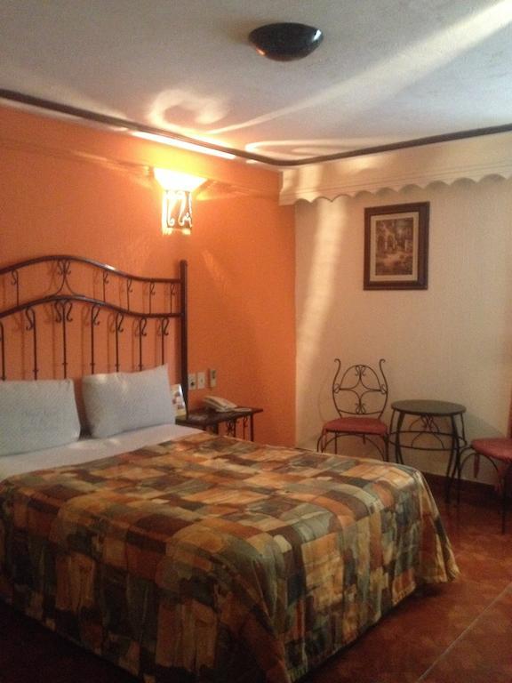 Hotel La Paz غوادالاجارا الغرفة الصورة
